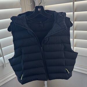 Lululemon Black Puffer Vest with Hood semi cropped EUC Goose down